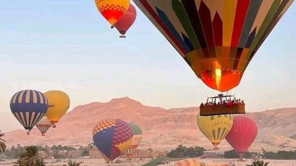 عودة التحليق فوق طيبة.. انطلاق رحلات البالون بالأقصر بعد تحسن الأحوال الجوية