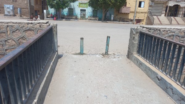 صدادات حديدية تفصل المشاة عن المركبات بكوبري إسنا لحماية الأرواح والبنية التحتية