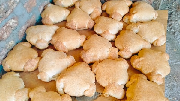 مش كيك يا خواجة.. خبز الأقصر تراث يخبز بنور الشمس ومحبة الجدات
