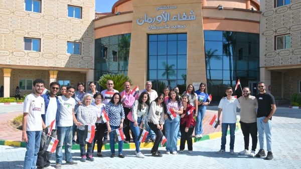 قلوب بتضحك ووجوه بتنور... شباب كنيسة نجع حمادي يزرعون الأمل في مستشفى شفاء الأورمان