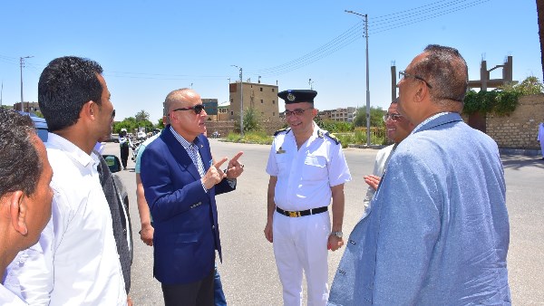 محافظ الأقصر في جولة صباحية بأحياء جنوب ووسط وشرق المدينة لمتابعة مستوى النظافة ورفع الإشغالات