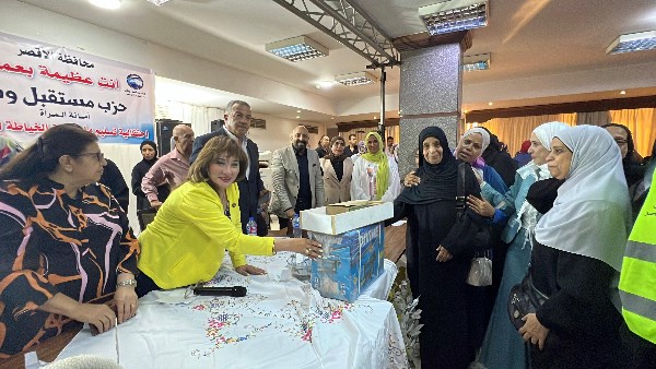 "مستقبل وطن بالأقصر" يوزع ماكينات خياطة للسيدات ضمن مبادرة "أنت عظيمة بعملك"