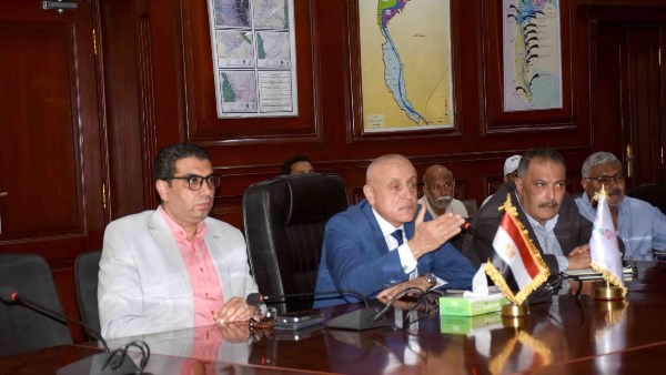 محافظ الأقصر يوجه بسرعة تشغيل مشروع صرف صحي الطود ويبحث استكمال مشروعات البياضية والقرنة