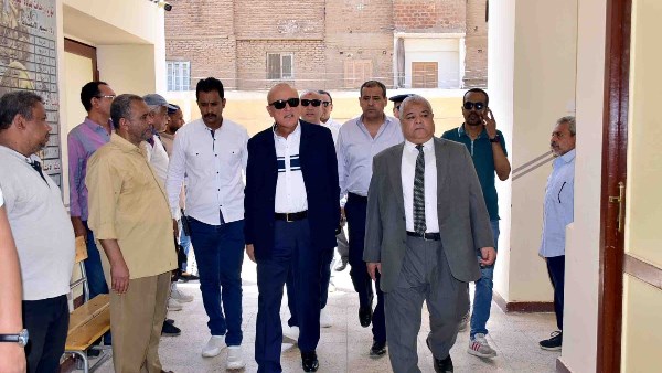 محافظ الأقصر يتفقد عددا من اللجان الانتخابية استعدادًا لانتخابات  مجلس الشيوخ                                