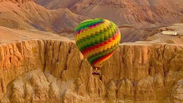 انطلاق 40 رحلة بالون طائر بالأقصر على متنها 800 سائح من عدة جنسيات