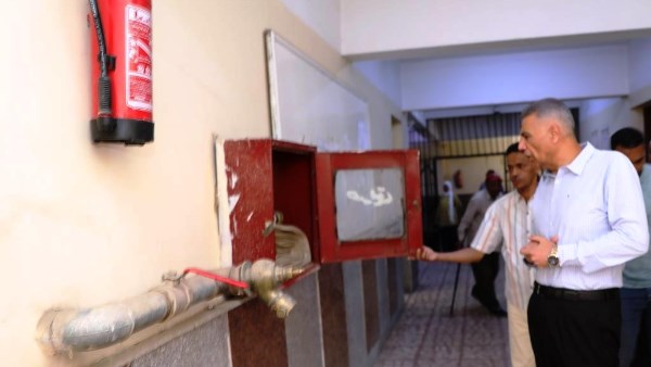 محافظ أسوان يطمئن على منظومة الإطفاء وشبكة الحريق بمبنى الوحدة المحلية