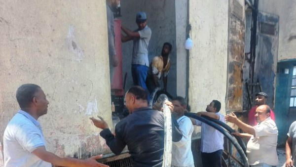 محافظ أسوان يشيد بفريق عمل الرى لتركيب محول الكهرباء بمحطة سلوا فى وقت قياسى