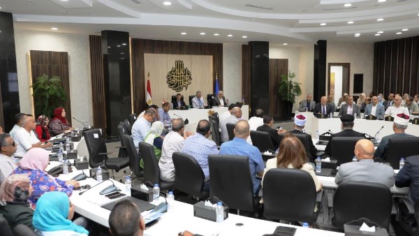 محافظ أسوان يوجه الوحدات المحلية بتكثيف جهود التوعية لدعم المشروعات الصغيرة