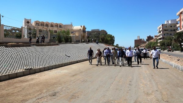 محافظ أسوان يتفقد الأعمال الجارية بمشروع تطوير وتوسعة وتجميل طريق السادات