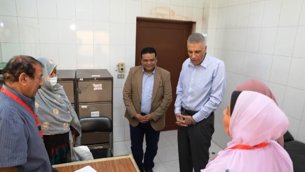 محافظ أسوان: تجهيز القومسيون الطبى بشكل حضاري لعلاج حالات التأمين الصحي