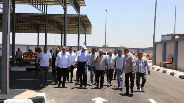 محافظ أسوان يتفقد مجمع المواقف الشرقى لسيارات السيرفيس بكوم أمبو