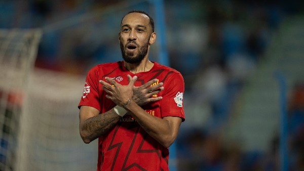 أوباميانج يفسخ عقده مع القادسية السعودي.. ويقترب من هذا النادي