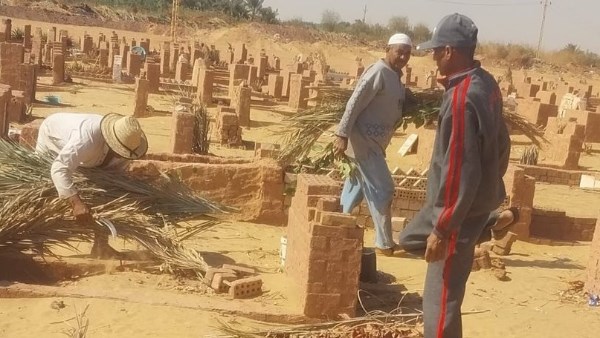 جانب من أعمال بناء المقابر 