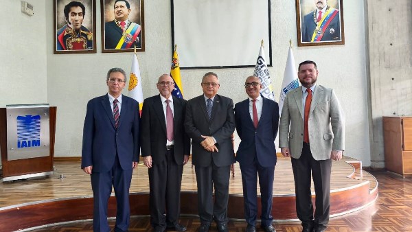 عدد من المسئولين ضمن الوفد الرسمي في معرض فنزويلا الدولي