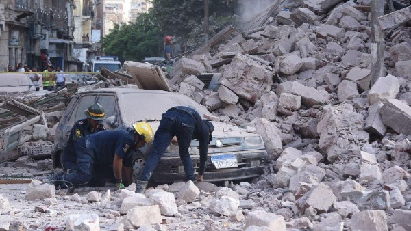 حالتا وفاة و5 مصابين في انهيار عقار العطارين بالإسكندرية| صور
