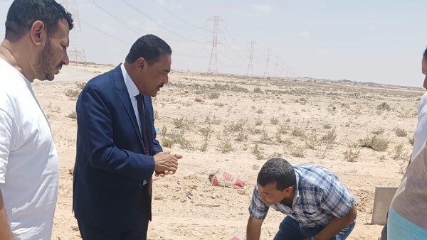 محافظ مطروح  خلال تفقد  تطوير طريق مطار العلمين 
