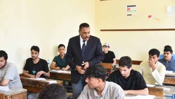 محافظ مطروح خلال تفقد الامتحانات 