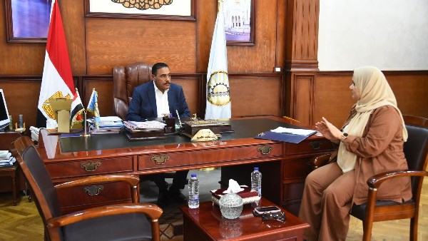 محافظ مطروح  خلال لقاء مدير التعليم 