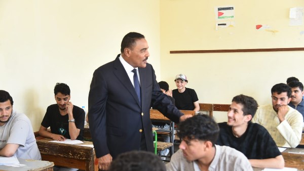 محافظ مطروح خلال تفقد الامتحانات 