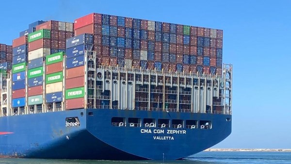 بحوافز وتخفيضات جاذبة.. سفينة الحاويات CMA CGM ZEPHYR تعبر للمرة العاشرة في قناة السويس