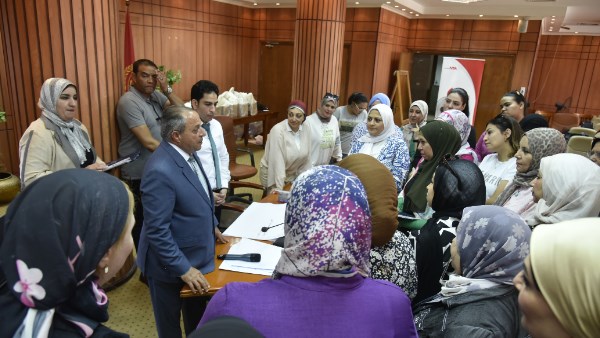 محافظ بورسعيد يتابع فعاليات تنفيذ برنامج "المرأة تقود"