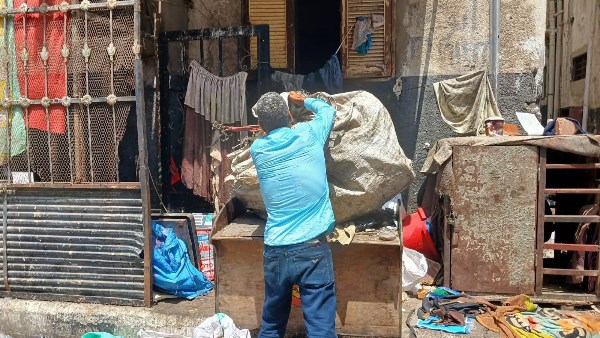 ضواحي بورسعيد يستجيب لشكوى مواطنين بمواجهة فارز قمامة | صور