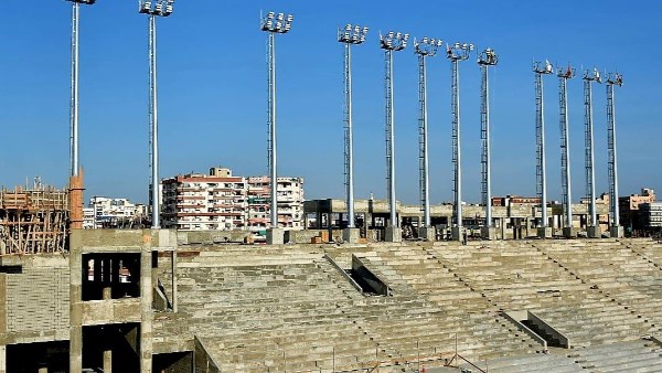 بدء تركيب أعمدة الإضاءة والكشافات وشاسيه الشاشة 