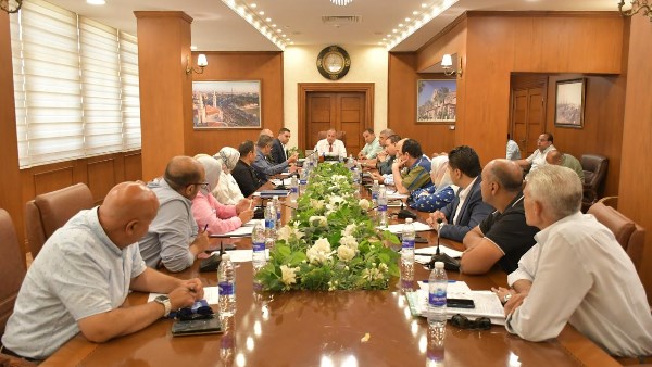 محافظ بورسعيد يعقد اجتماعًا لمتابعة أعمال توصيل المرافق لاستاد النادي المصري