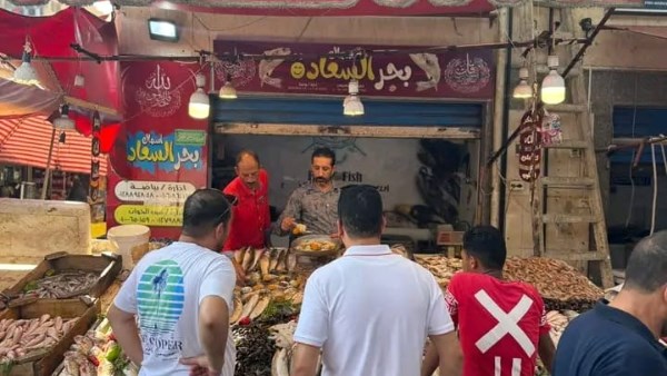 إقبال كثيف من أبناء بورسعيد وزائريها على سوق الأسماك الحضاري .. صور