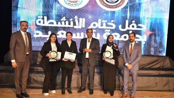 رئيس جامعة بورسعيد يهنئ فريق طلاب الجامعة لفوزهم بالمركز الثاني
