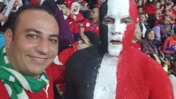 أول مشجع للمصري و منتخب مصر يطلي جسمه بعلم بلاده 