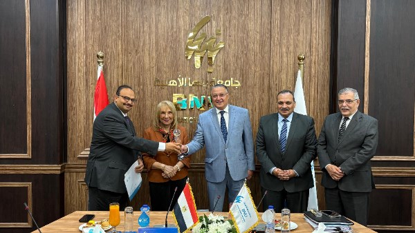 جانب من التكريم جانب من التكريم