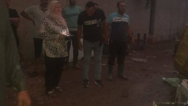 لحظات اطفاء حريق مخزن الخردة بالسنطة