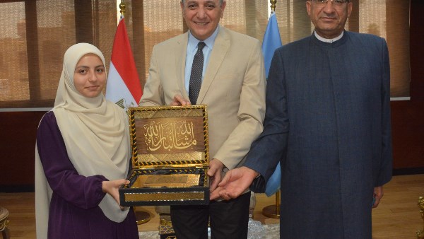بنات الغربية يتصدرن مشهد التفوق العلمي بالثانوية الأزهرية.. والمحافظ يكرمهن ويهديهن المصحف الشريف