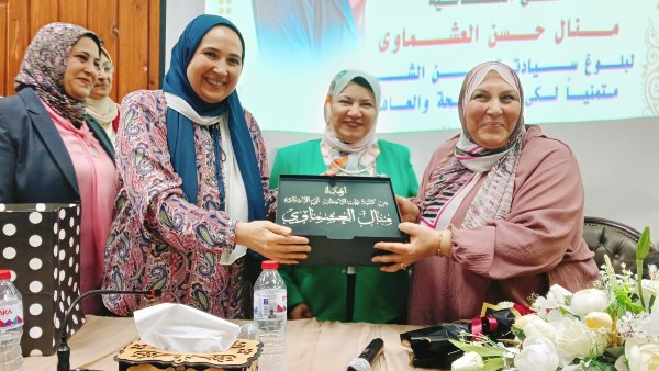 لبلوغها المعاش.. تكريم مدير عام الإدارة العامة للوحدات ذات الطابع الخاص بجامعة كفر الشيخ