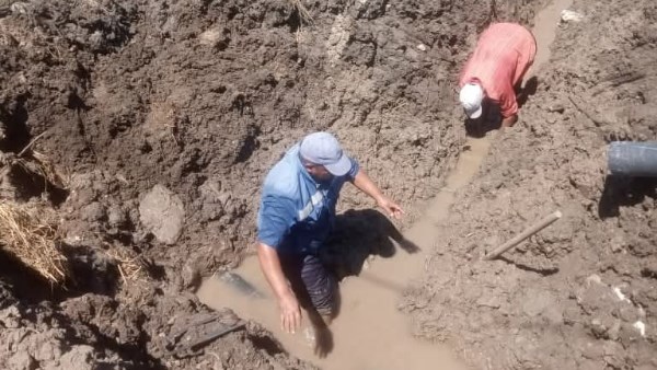 إصلاح كسر بخط مياه الشرب 