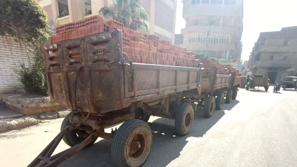 ضبط جرار مخالف بـ 4 مقطورات محملة بالطوب في كفر الشيخ .. صور