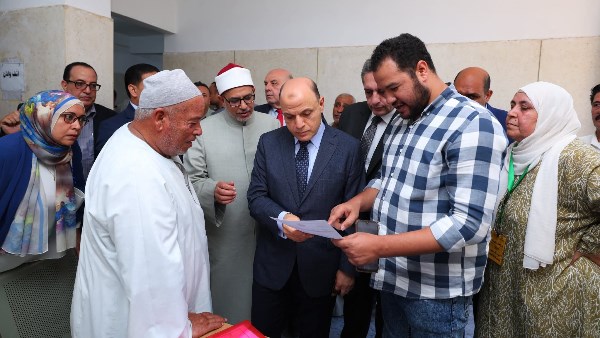 محافظ كفر الشيخ ورئيس جامعة الأزهر يتفقدان قافلة سنهور المدينة الطبية