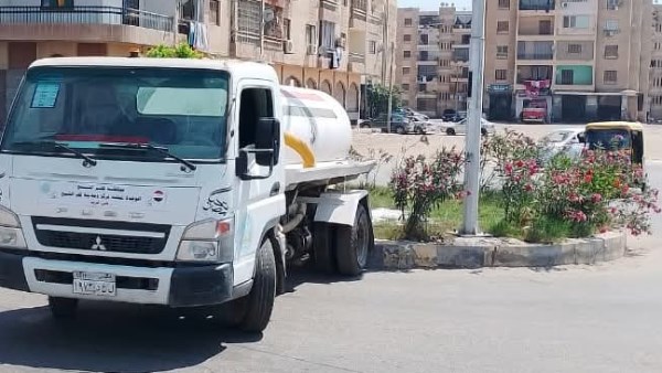 ري النباتات والمسطحات الخضراء 