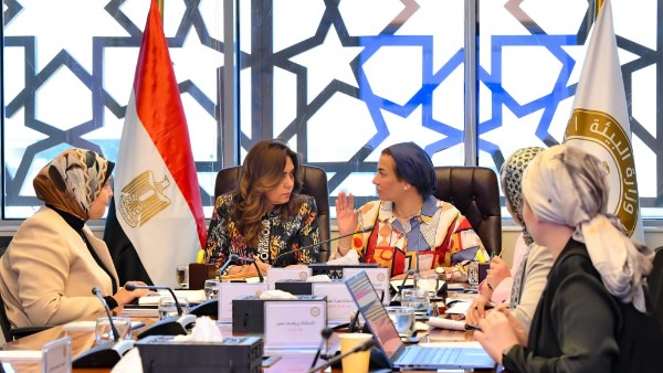 وزيرة التنمية المحلية تتسلم ملفات البيئة 