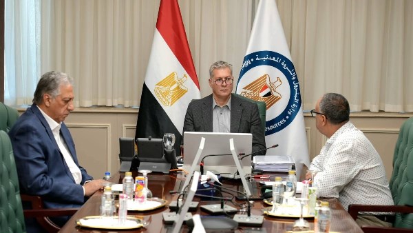 وزير البترول خلال الاجتماع