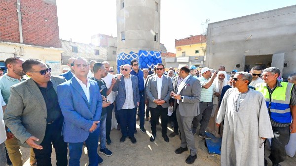 وزير الاسكان خلال الجولة