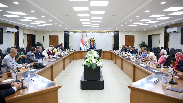 وزير قطاع الاعمال خلا الاجتماع