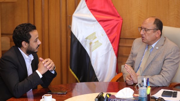 رئيس جامعة حلوان مع الزميل حسام الفقي محرر صدي البلد
