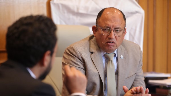 رئيس جامعة حلوان مع الزميل حسام الفقي محرر صدي البلد