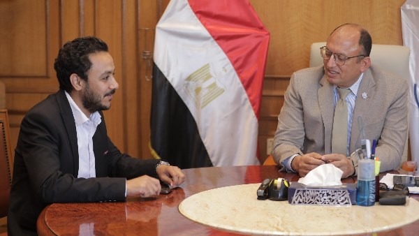 رئيس جامعة حلوان مع الزميل حسام الفقي محرر صدي البلد