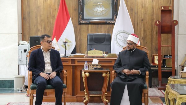 أمين البحوث الإسلامية مع وفد الجامعة المحمدية الإندونيسية