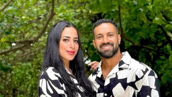 حسني عبد ربه يستمتع بإجازة رومانسية مع زوجته في إندونيسيا