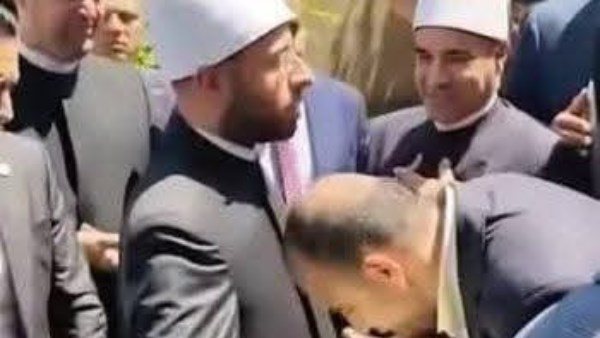 تقبيل يد وزير الاوقاف خلال إحدى الزيارات 