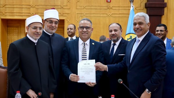 مجلس جامعة الأزهر يكرم المتميزين